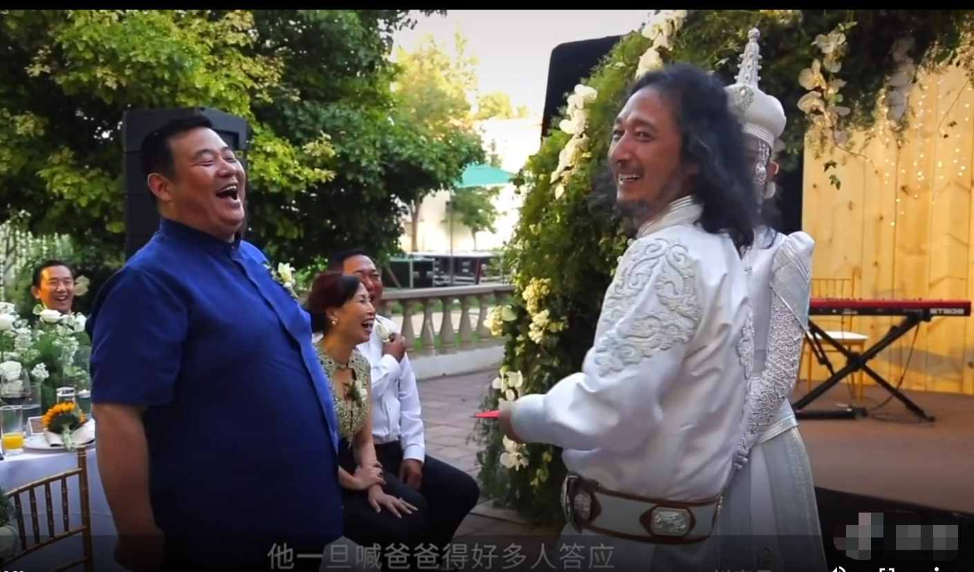 三寶小24歲妻子慶結(jié)婚四周年，穿婚紗膚白貌美，夫妻同框似兩代人