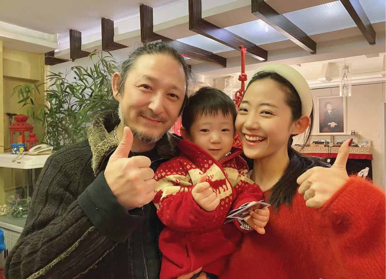 三寶小24歲妻子慶結(jié)婚四周年，穿婚紗膚白貌美，夫妻同框似兩代人
