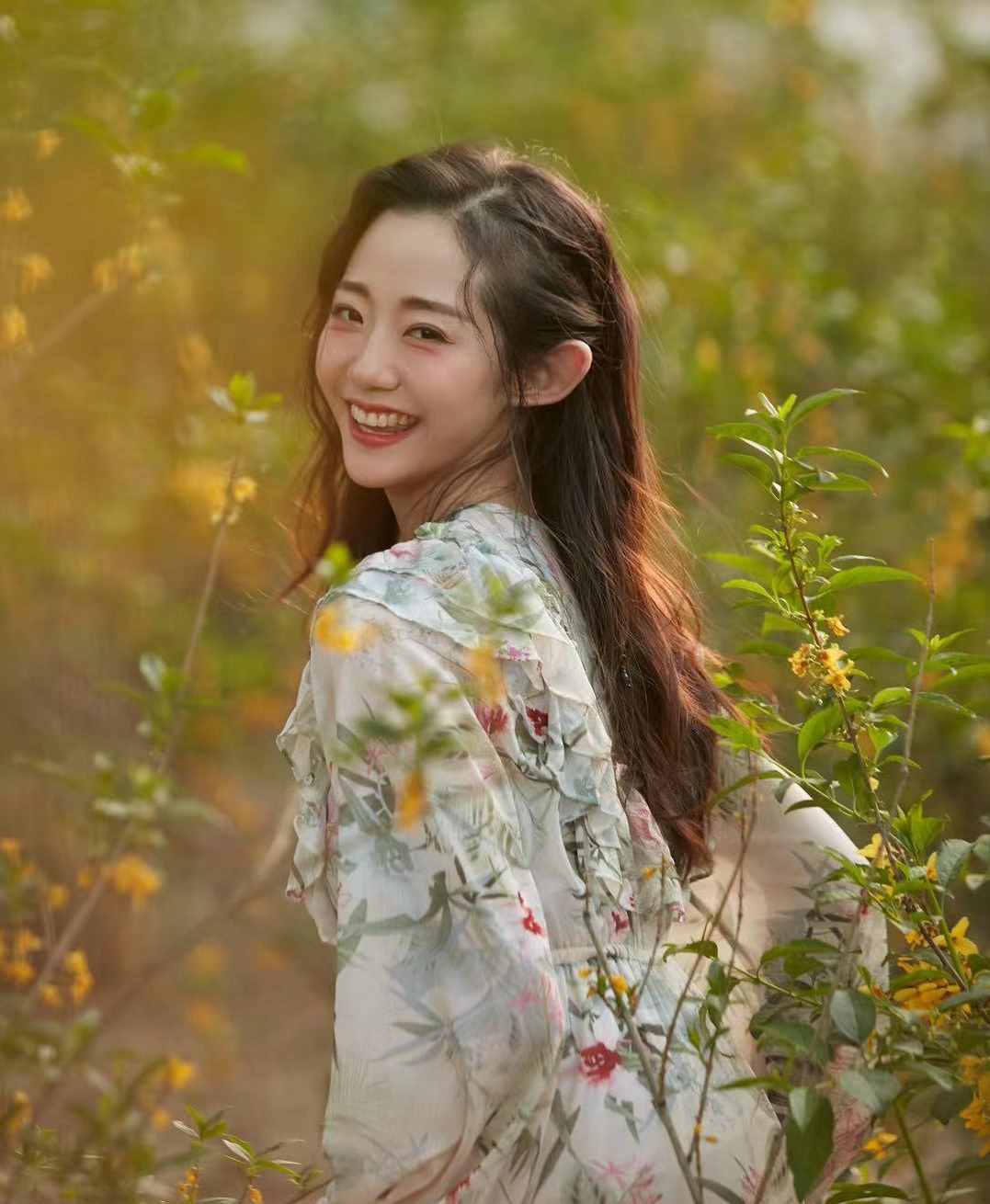 三寶小24歲妻子慶結(jié)婚四周年，穿婚紗膚白貌美，夫妻同框似兩代人