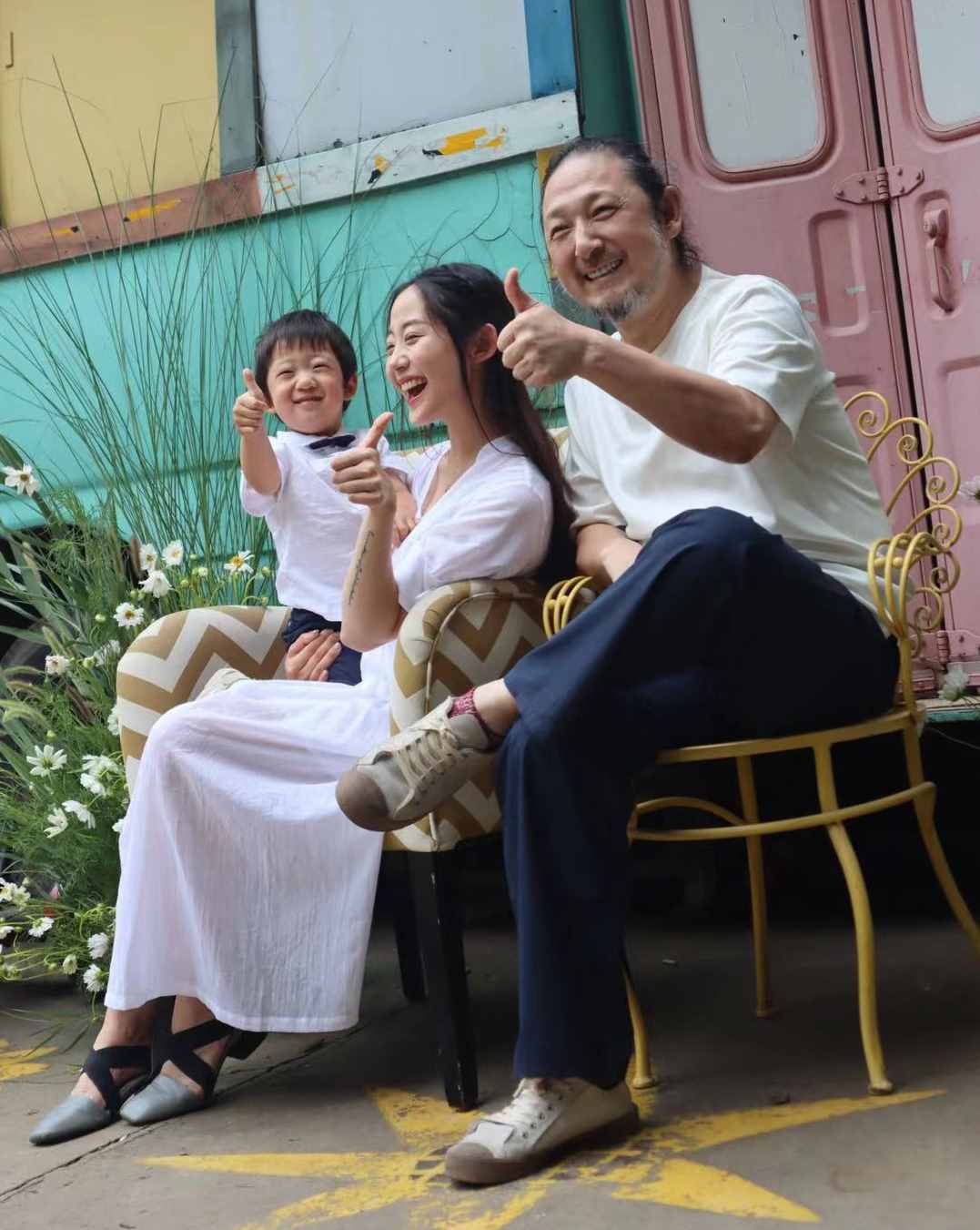 三寶小24歲妻子慶結(jié)婚四周年，穿婚紗膚白貌美，夫妻同框似兩代人