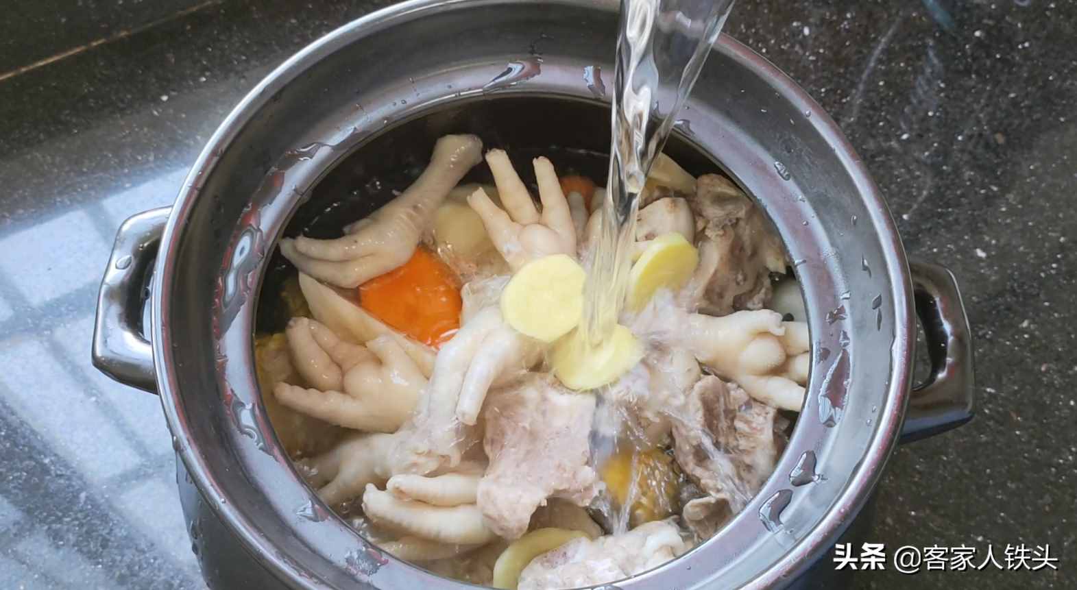 廣東人煲湯好喝有技巧，做法原來(lái)這么簡(jiǎn)單，手把手教你一鍋老火湯