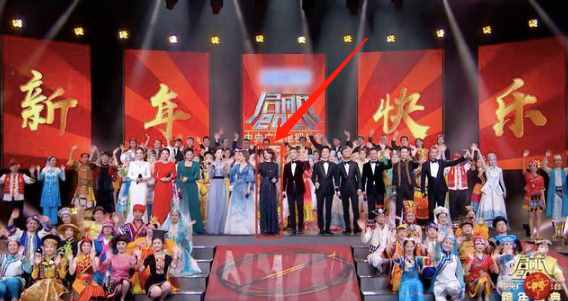47歲董卿近照瘦太多，高腰褲勒出巴掌腰，長腿搶鏡比男嘉賓還高
