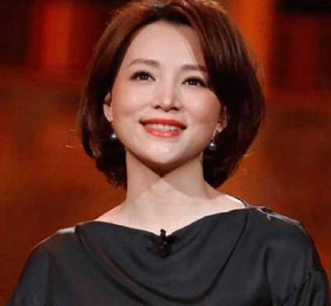 47歲董卿近照瘦太多，高腰褲勒出巴掌腰，長腿搶鏡比男嘉賓還高