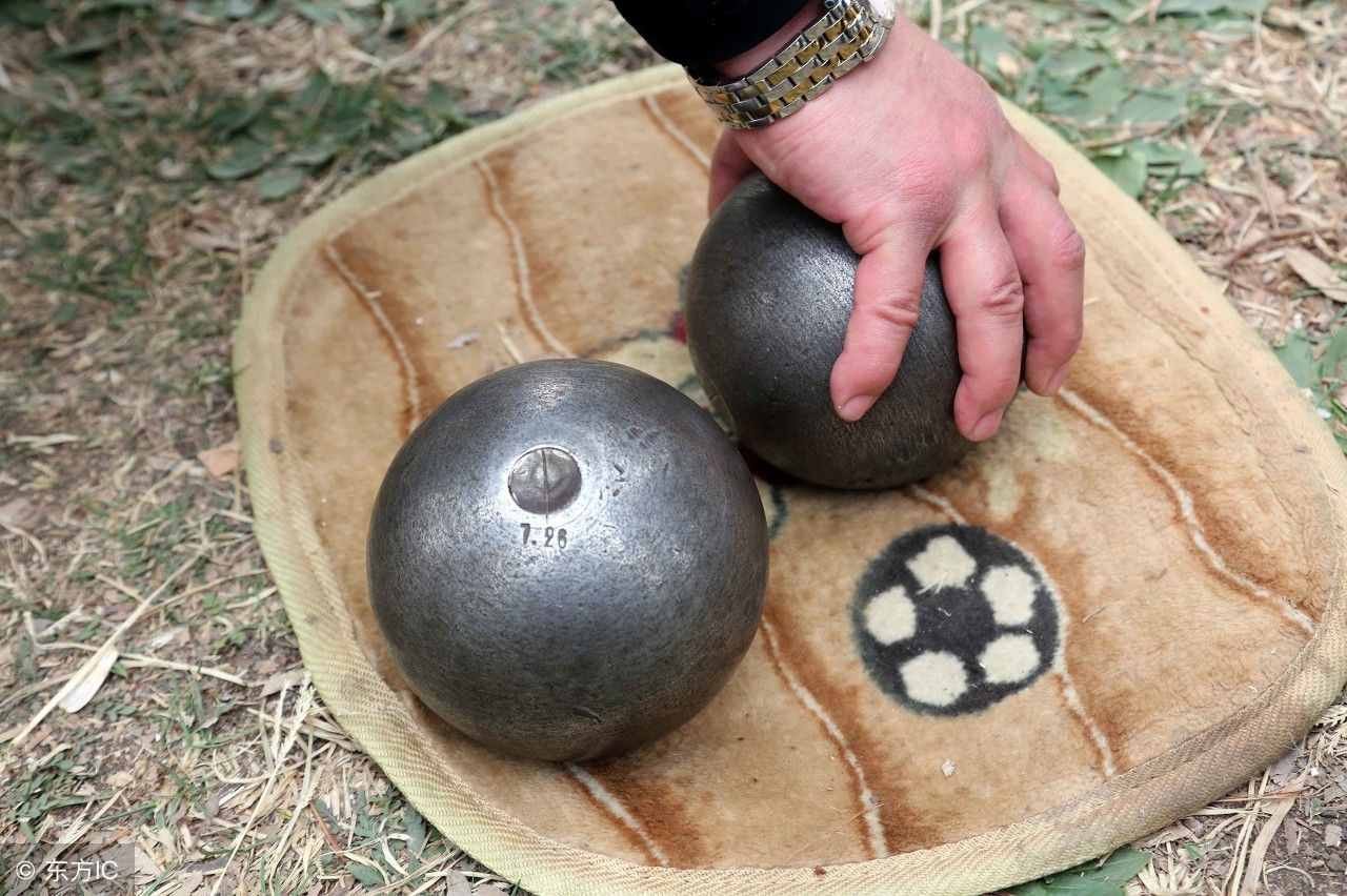 體考生高考鉛球的技術(shù)動作
