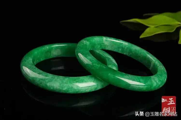 翡翠手鐲的鑒別指標(biāo)有哪些？如何分辨翡翠手鐲的好壞？