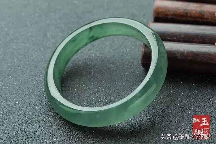 翡翠手鐲的鑒別指標(biāo)有哪些？如何分辨翡翠手鐲的好壞？