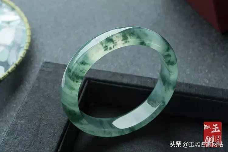翡翠手鐲的鑒別指標(biāo)有哪些？如何分辨翡翠手鐲的好壞？