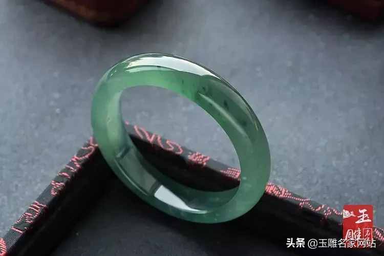 翡翠手鐲的鑒別指標(biāo)有哪些？如何分辨翡翠手鐲的好壞？