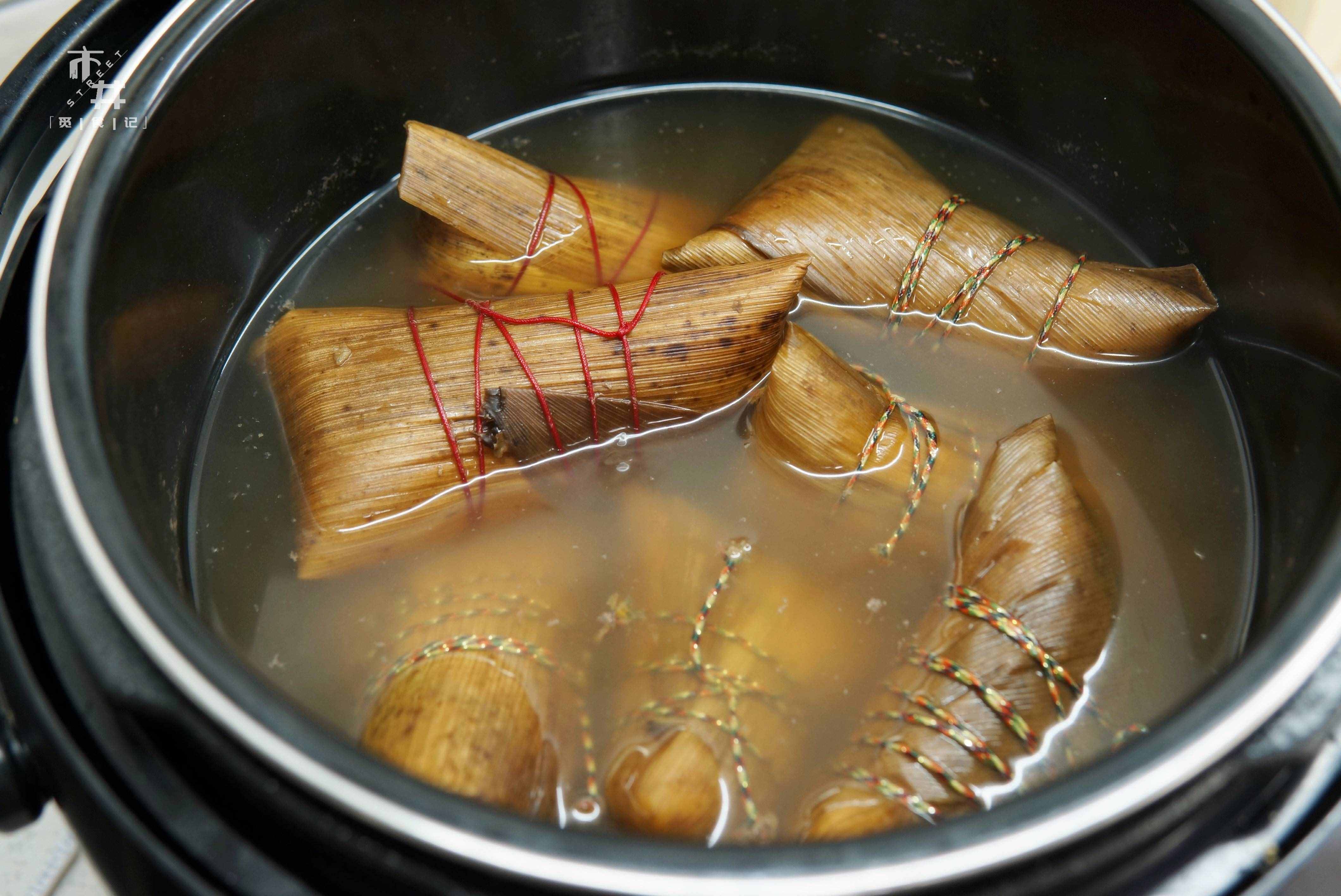 煮粽子時(shí)，用熱水還是冷水？教你正確煮法，粽子不夾生，軟糯好吃