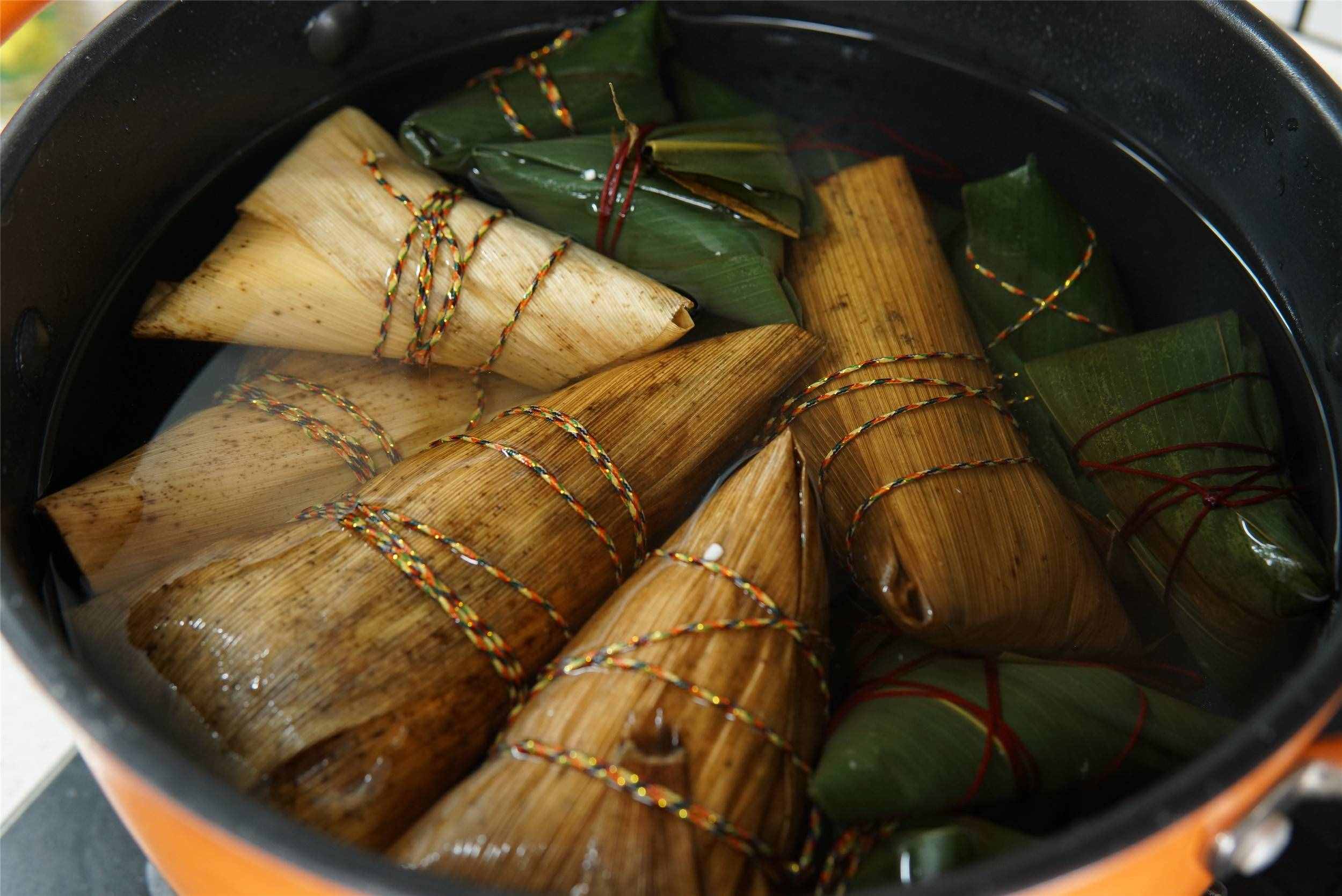 煮粽子時(shí)，用熱水還是冷水？教你正確煮法，粽子不夾生，軟糯好吃