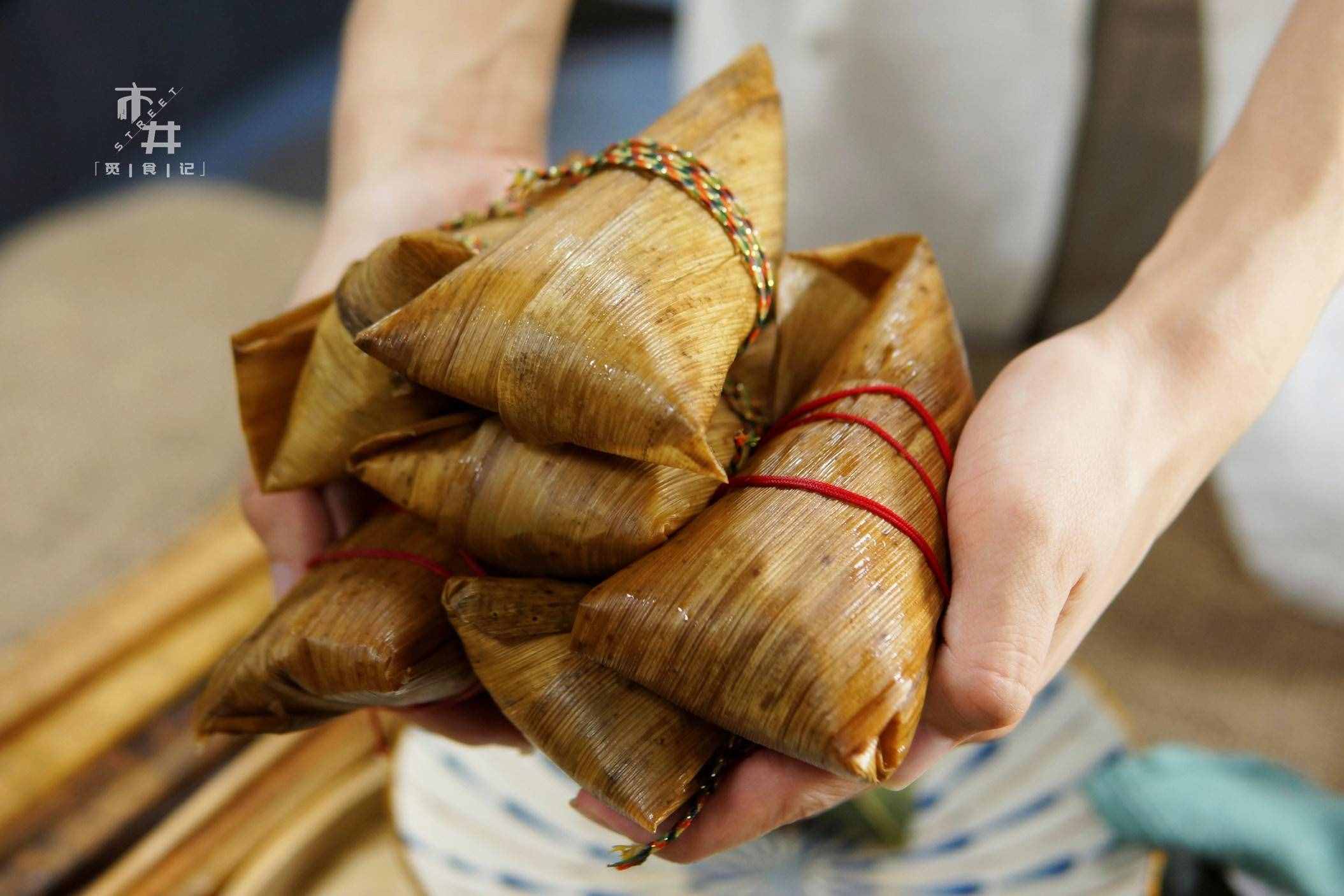 煮粽子時(shí)，用熱水還是冷水？教你正確煮法，粽子不夾生，軟糯好吃