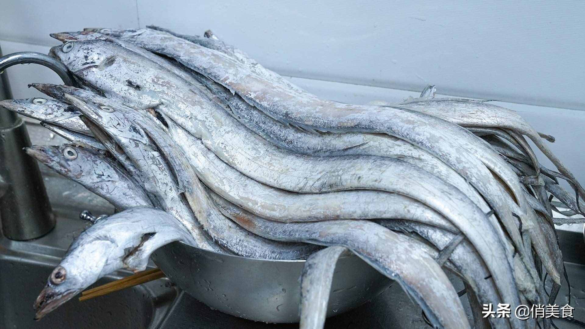炸帶魚，到底是裹面粉還是淀粉？教你正確做法，外酥里嫩無腥味