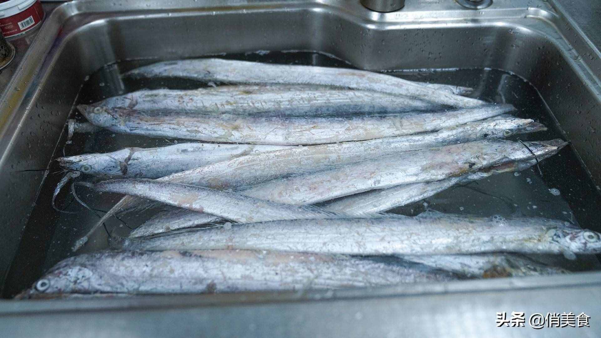 炸帶魚，到底是裹面粉還是淀粉？教你正確做法，外酥里嫩無腥味