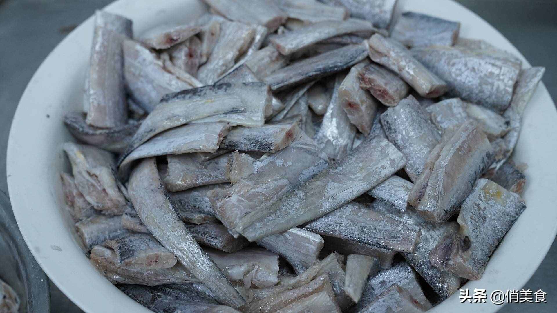 炸帶魚，到底是裹面粉還是淀粉？教你正確做法，外酥里嫩無腥味