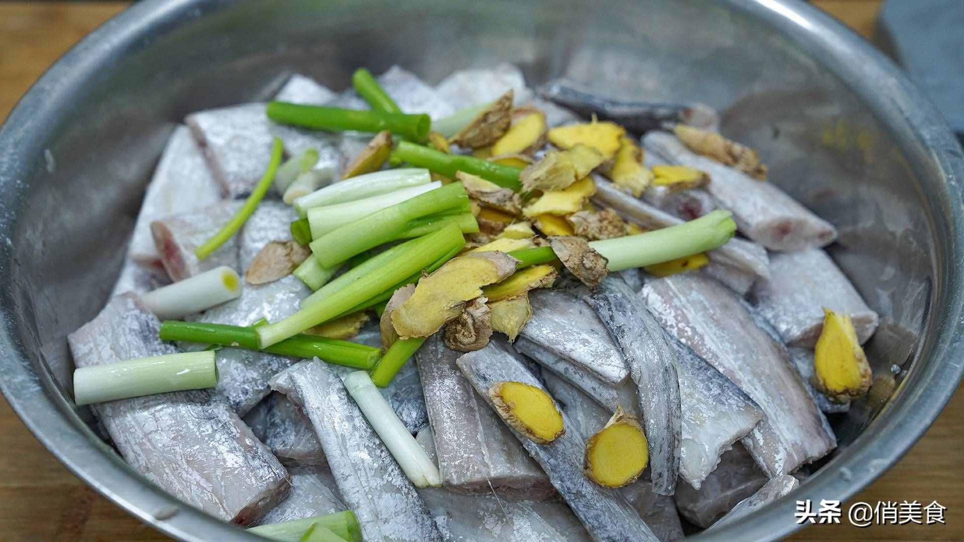 炸帶魚，到底是裹面粉還是淀粉？教你正確做法，外酥里嫩無腥味