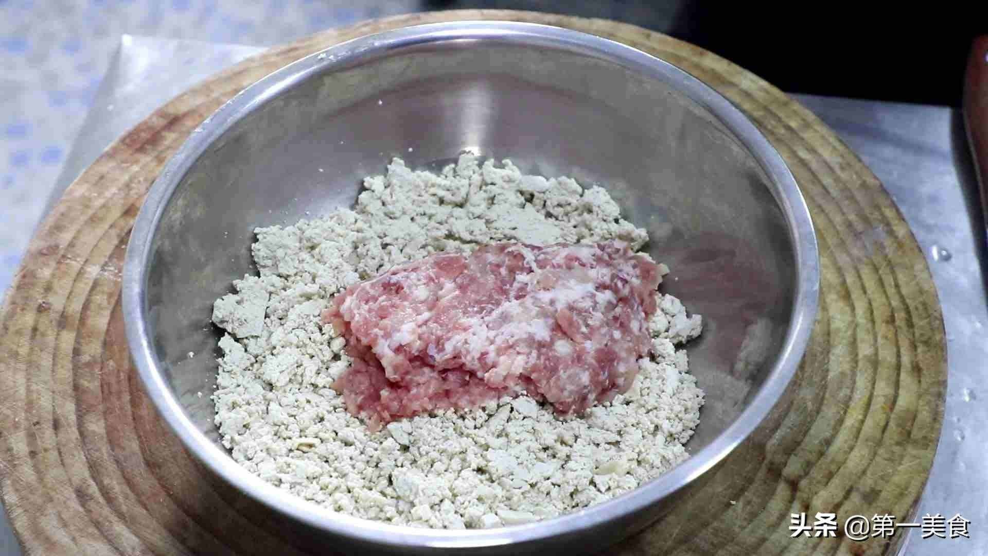 廚師長(zhǎng)教你做豆腐丸子，不加水不和面糊，丸子不會(huì)散，色澤油亮
