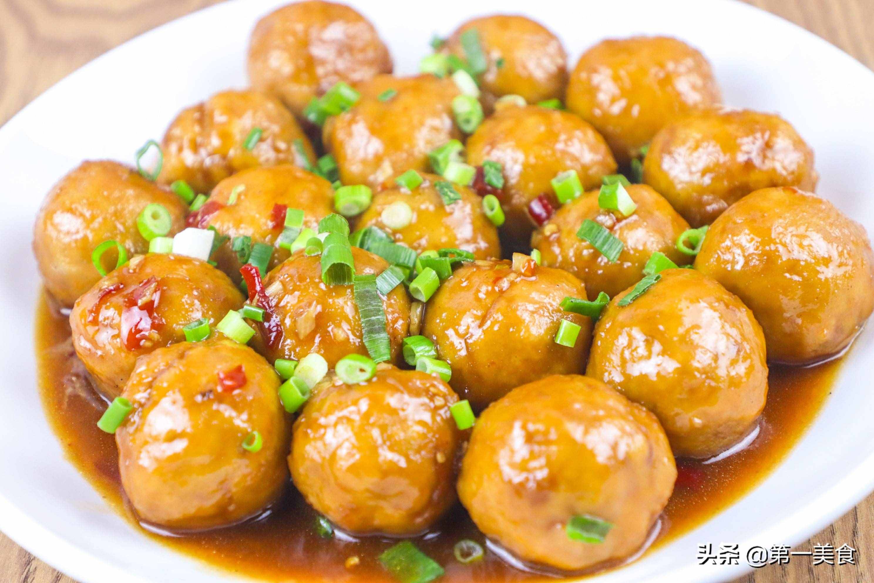 廚師長(zhǎng)教你做豆腐丸子，不加水不和面糊，丸子不會(huì)散，色澤油亮