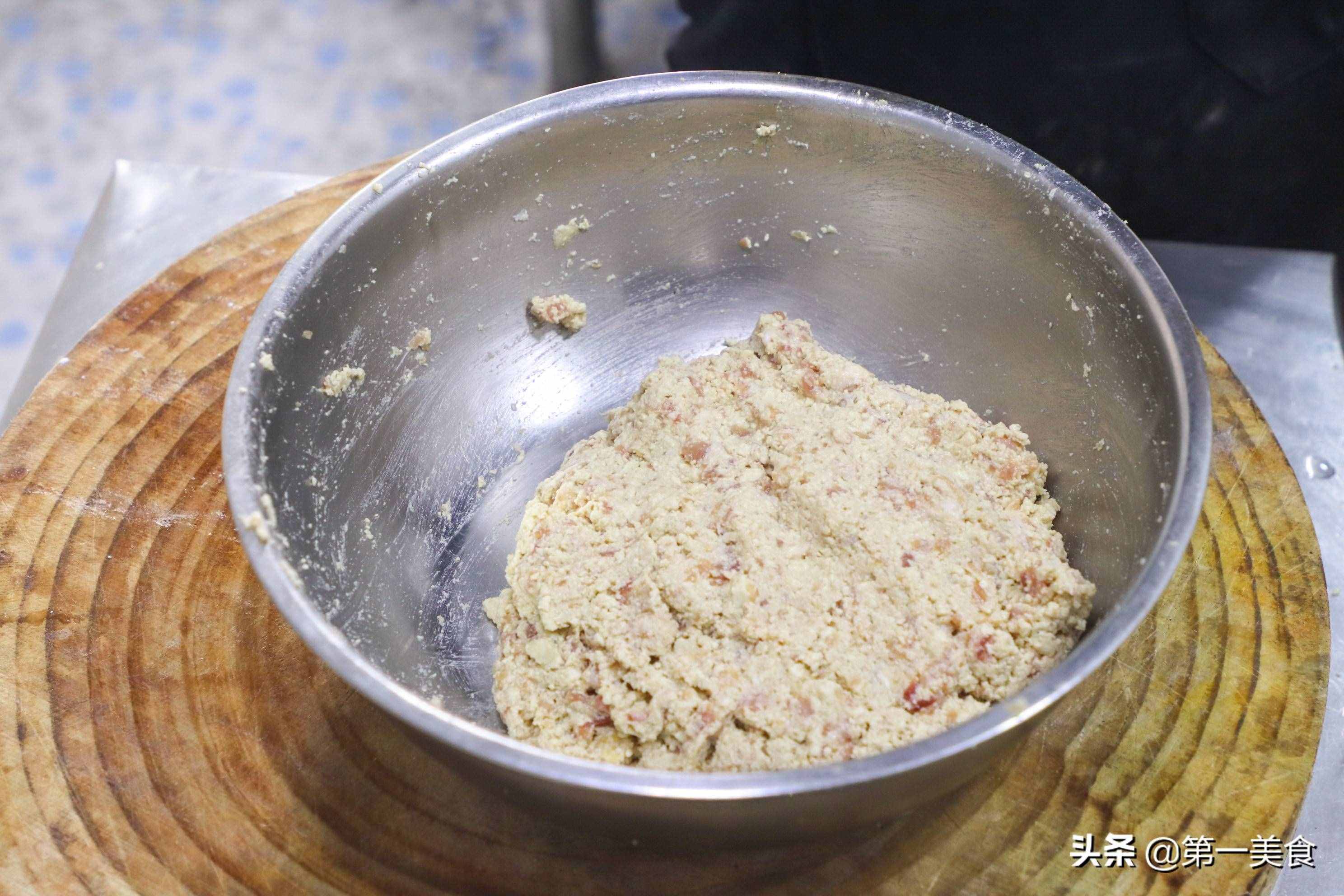 廚師長(zhǎng)教你做豆腐丸子，不加水不和面糊，丸子不會(huì)散，色澤油亮