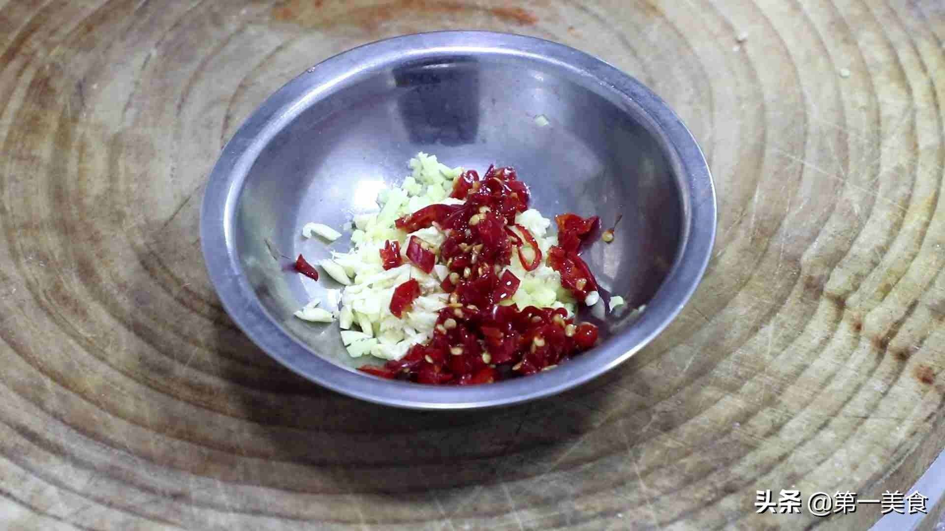 廚師長(zhǎng)教你做豆腐丸子，不加水不和面糊，丸子不會(huì)散，色澤油亮