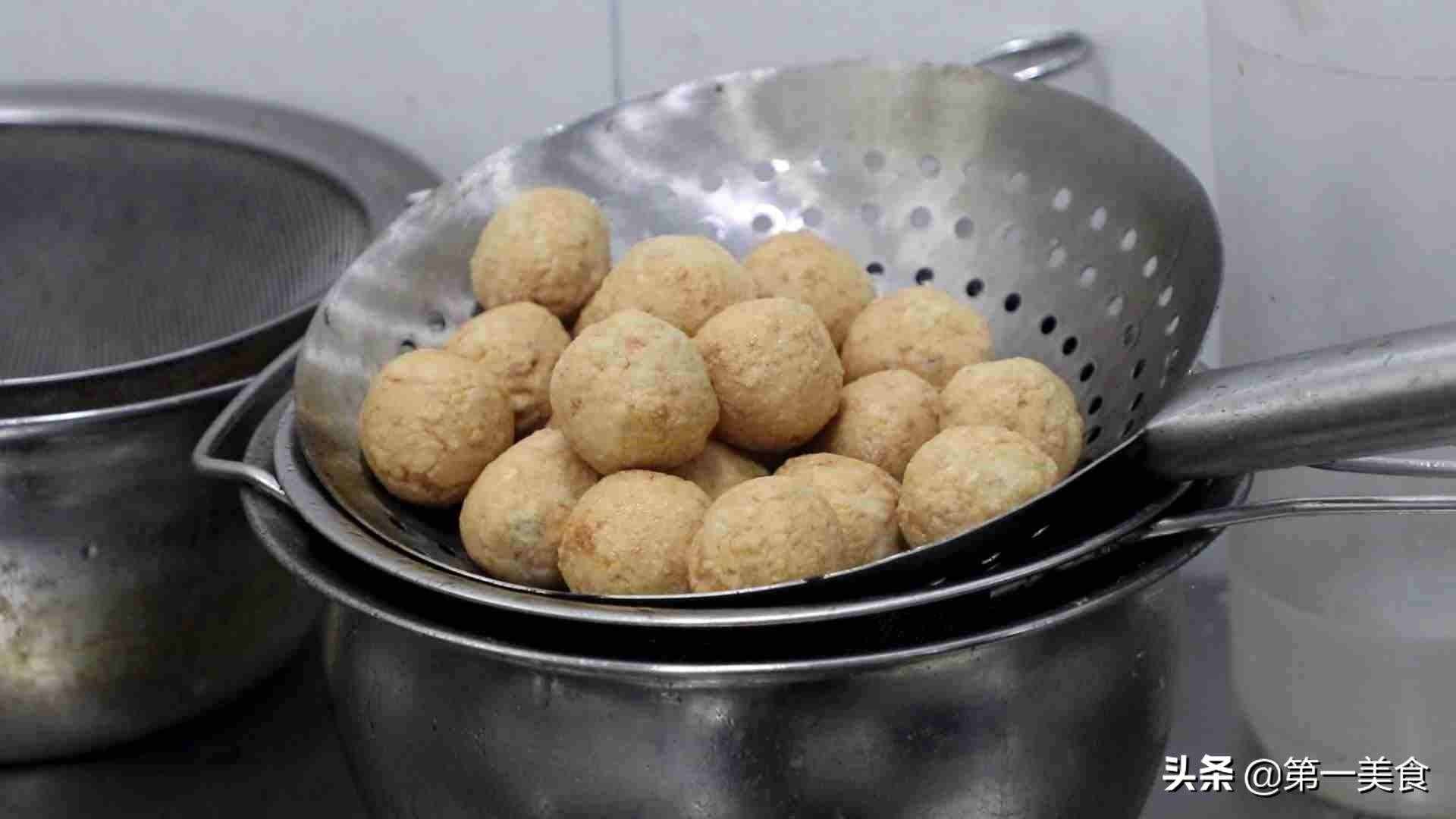 廚師長(zhǎng)教你做豆腐丸子，不加水不和面糊，丸子不會(huì)散，色澤油亮