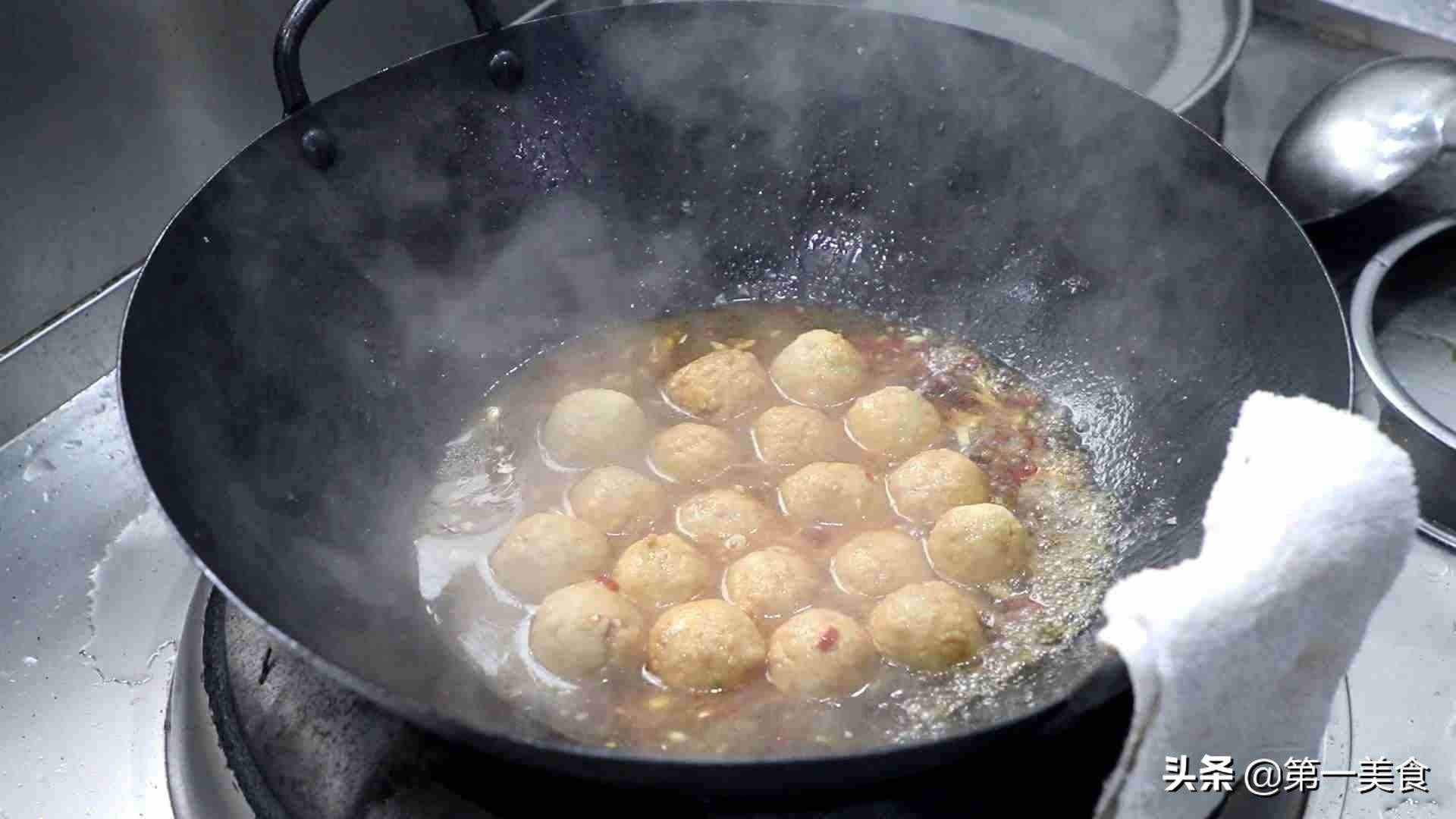 廚師長(zhǎng)教你做豆腐丸子，不加水不和面糊，丸子不會(huì)散，色澤油亮