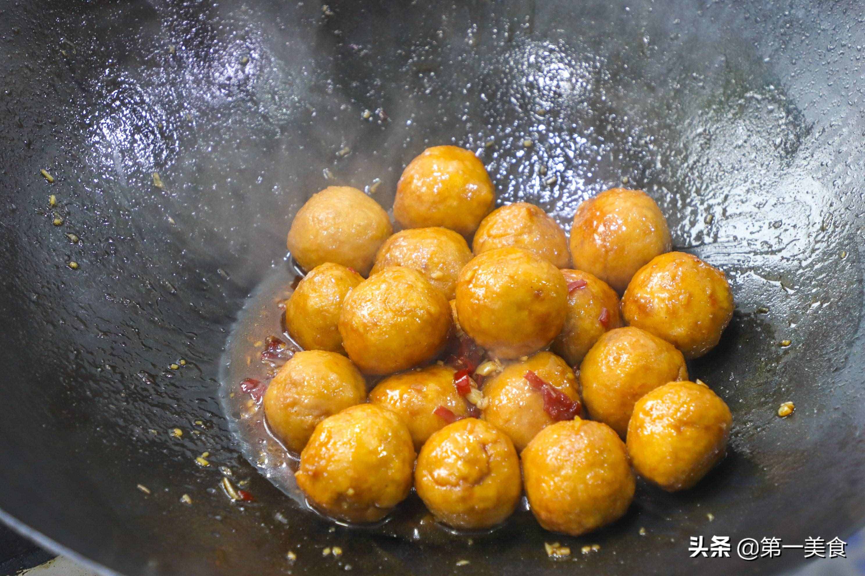 廚師長(zhǎng)教你做豆腐丸子，不加水不和面糊，丸子不會(huì)散，色澤油亮