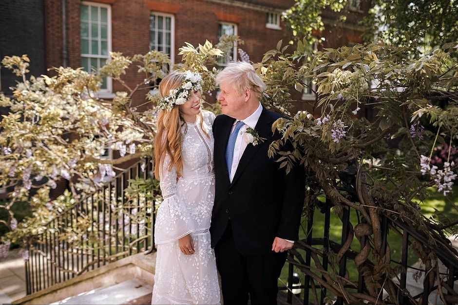 英國首相舉辦婚禮啦！33歲女友轉正成第一夫人，2萬5的婚紗好驚艷