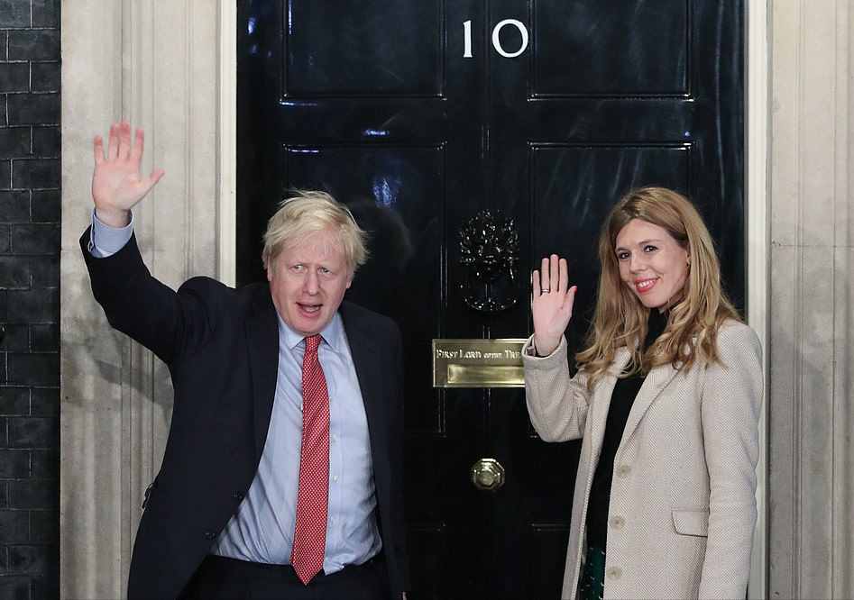 英國首相舉辦婚禮啦！33歲女友轉正成第一夫人，2萬5的婚紗好驚艷