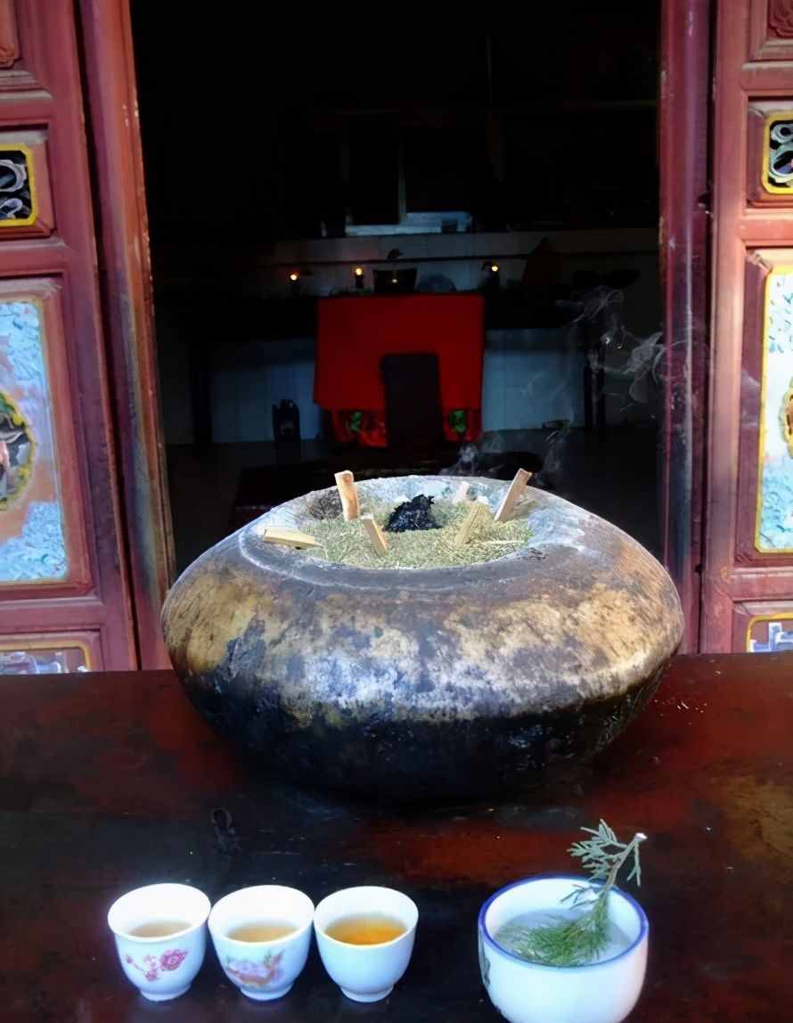 這是云南大理白族的奇特風(fēng)俗——給新車舉辦一場(chǎng)隆重的“成人禮”
