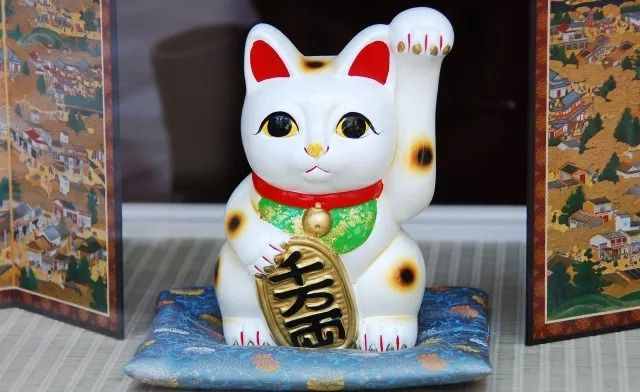 招財(cái)貓的由來？其左手和右手有什么意義呢？