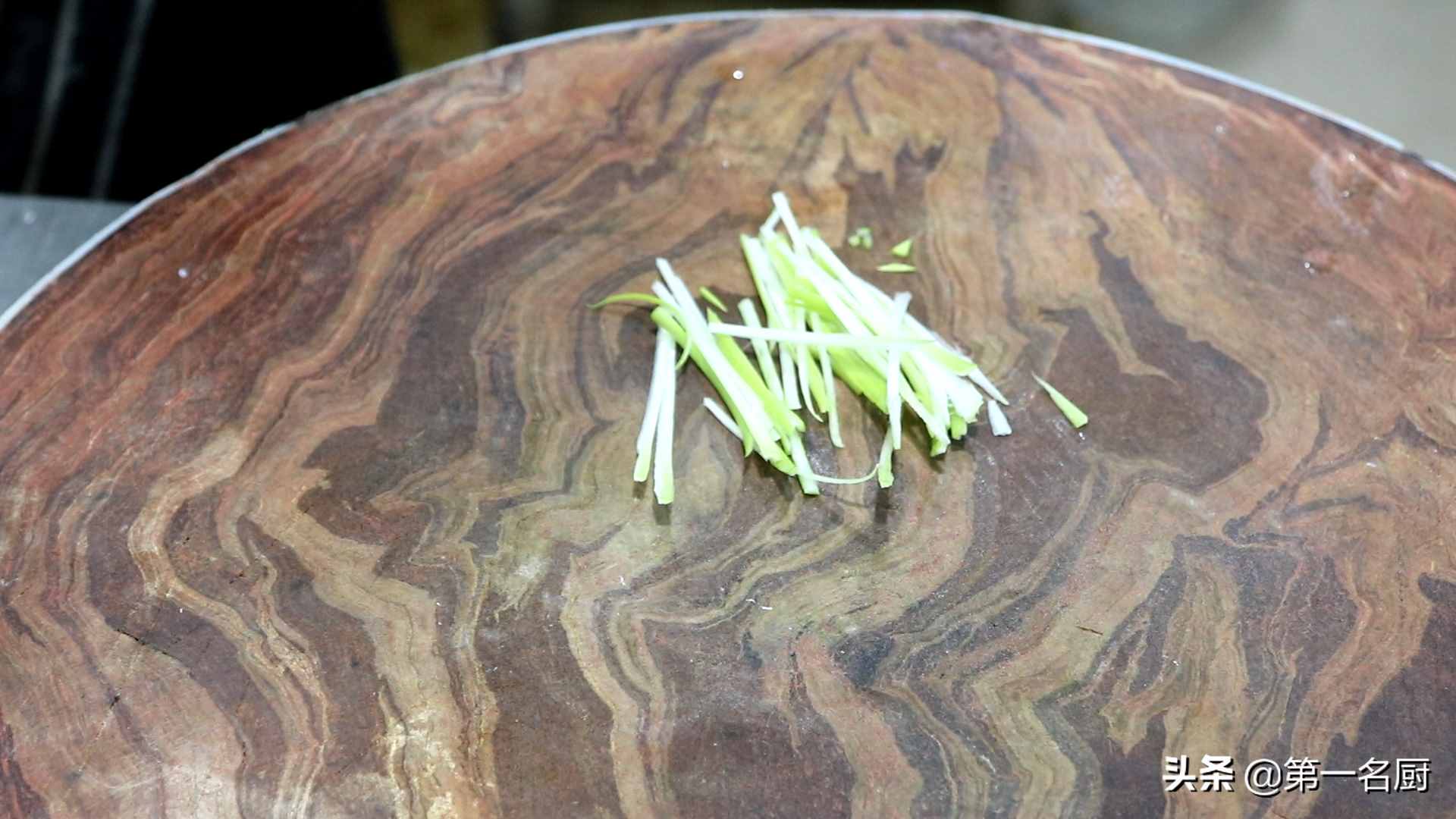 這才是鍋包肉的正確做法，掛糊調(diào)汁是關(guān)鍵，酥脆酸甜，越吃越過(guò)癮