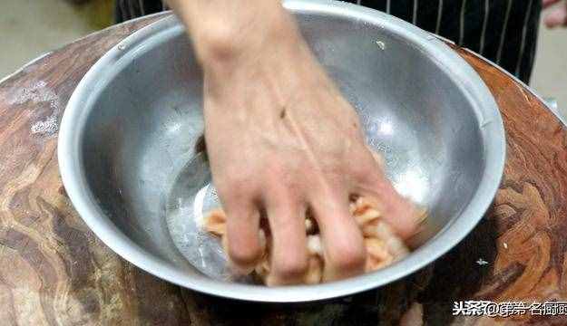 這才是鍋包肉的正確做法，掛糊調(diào)汁是關(guān)鍵，酥脆酸甜，越吃越過(guò)癮