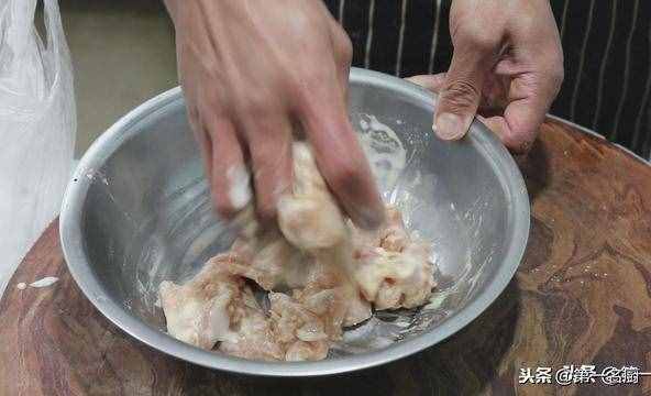 這才是鍋包肉的正確做法，掛糊調(diào)汁是關(guān)鍵，酥脆酸甜，越吃越過(guò)癮