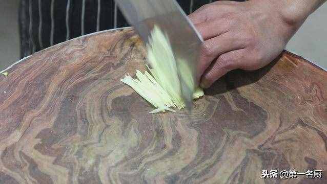 這才是鍋包肉的正確做法，掛糊調(diào)汁是關(guān)鍵，酥脆酸甜，越吃越過(guò)癮