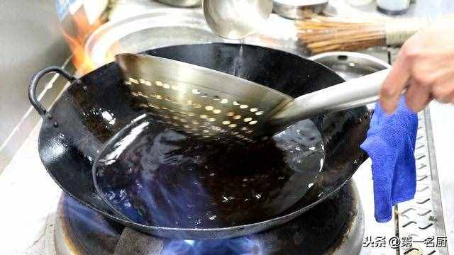 這才是鍋包肉的正確做法，掛糊調(diào)汁是關(guān)鍵，酥脆酸甜，越吃越過(guò)癮