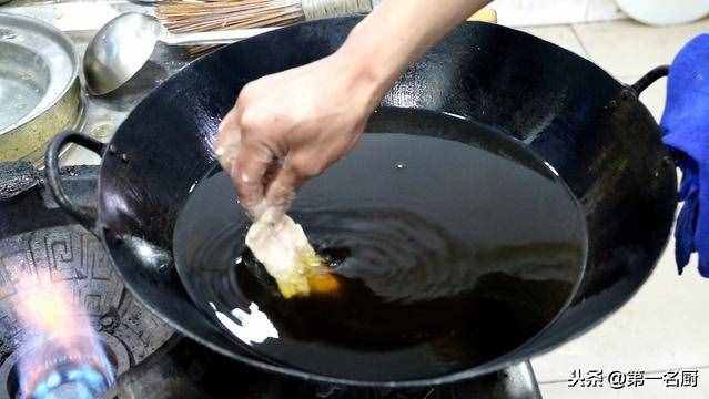 這才是鍋包肉的正確做法，掛糊調(diào)汁是關(guān)鍵，酥脆酸甜，越吃越過(guò)癮
