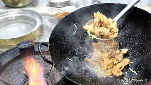 這才是鍋包肉的正確做法，掛糊調(diào)汁是關(guān)鍵，酥脆酸甜，越吃越過(guò)癮