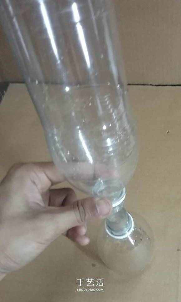 礦泉水瓶廢物利用手工制作獎(jiǎng)杯、國(guó)旗和酒杯 -  www.shouyihuo.com
