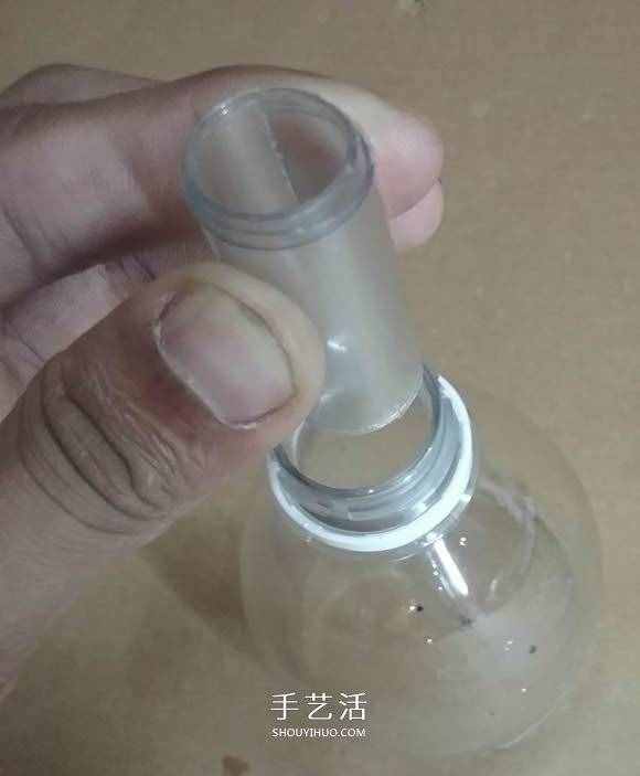 礦泉水瓶廢物利用手工制作獎(jiǎng)杯、國(guó)旗和酒杯 -  www.shouyihuo.com