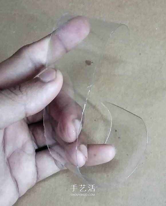 礦泉水瓶廢物利用手工制作獎(jiǎng)杯、國(guó)旗和酒杯 -  www.shouyihuo.com