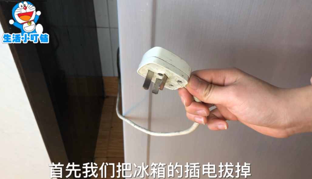 冰箱里結(jié)再厚的冰霜，只用它放進(jìn)去，10分鐘把冰霜全都除干凈