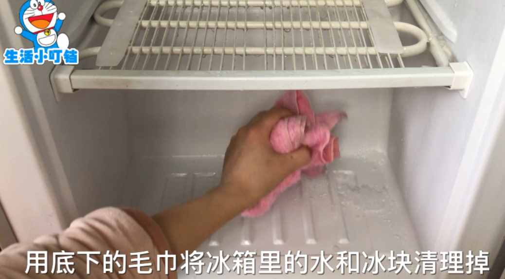 冰箱里結(jié)再厚的冰霜，只用它放進(jìn)去，10分鐘把冰霜全都除干凈
