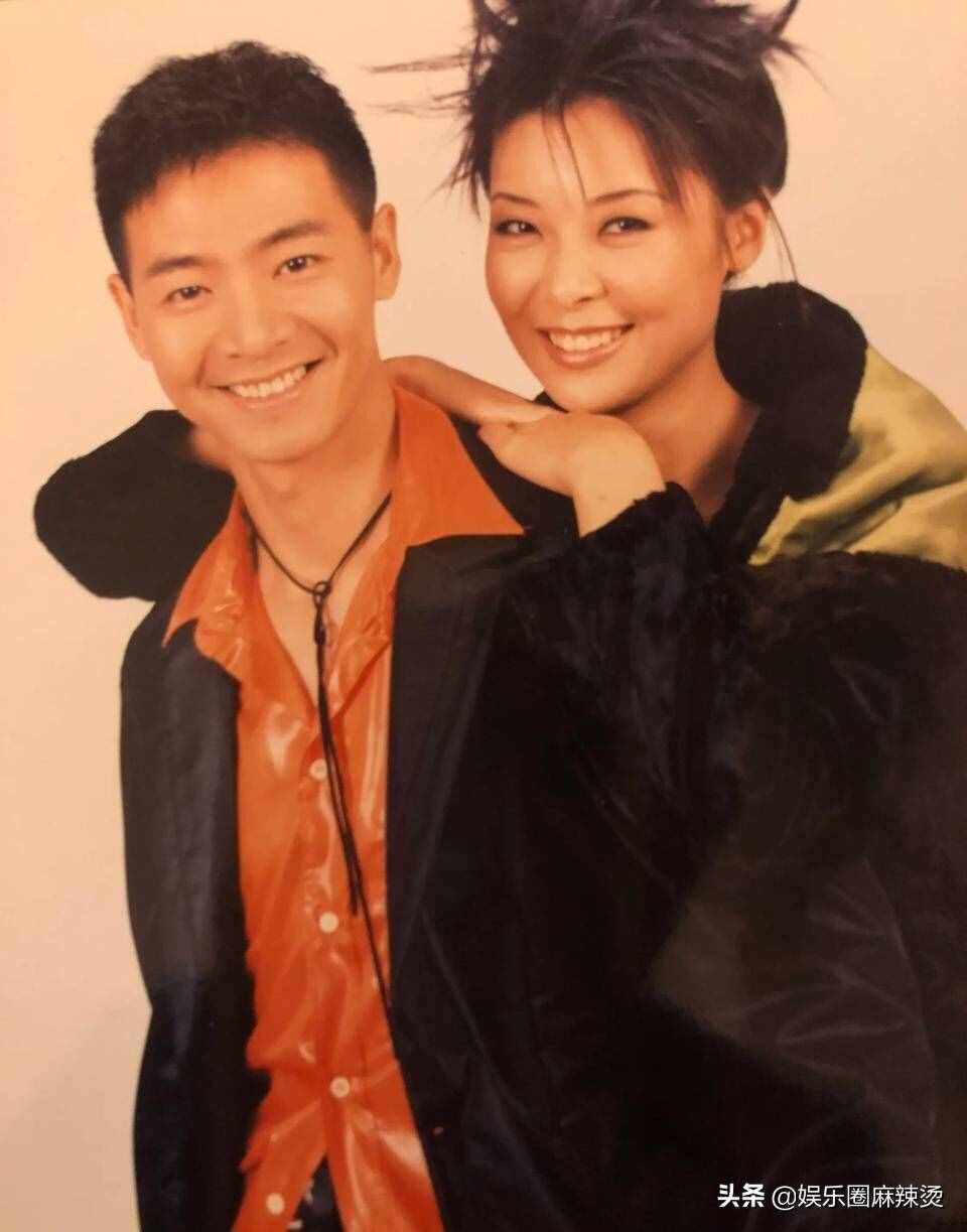 梁永斌“整容”了嗎？時隔多年再度跟柯藍同框，如今顏值判若兩人