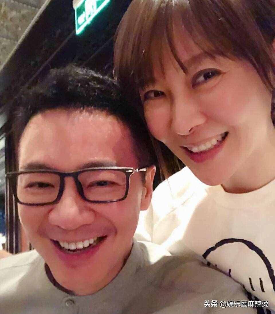 梁永斌“整容”了嗎？時隔多年再度跟柯藍同框，如今顏值判若兩人