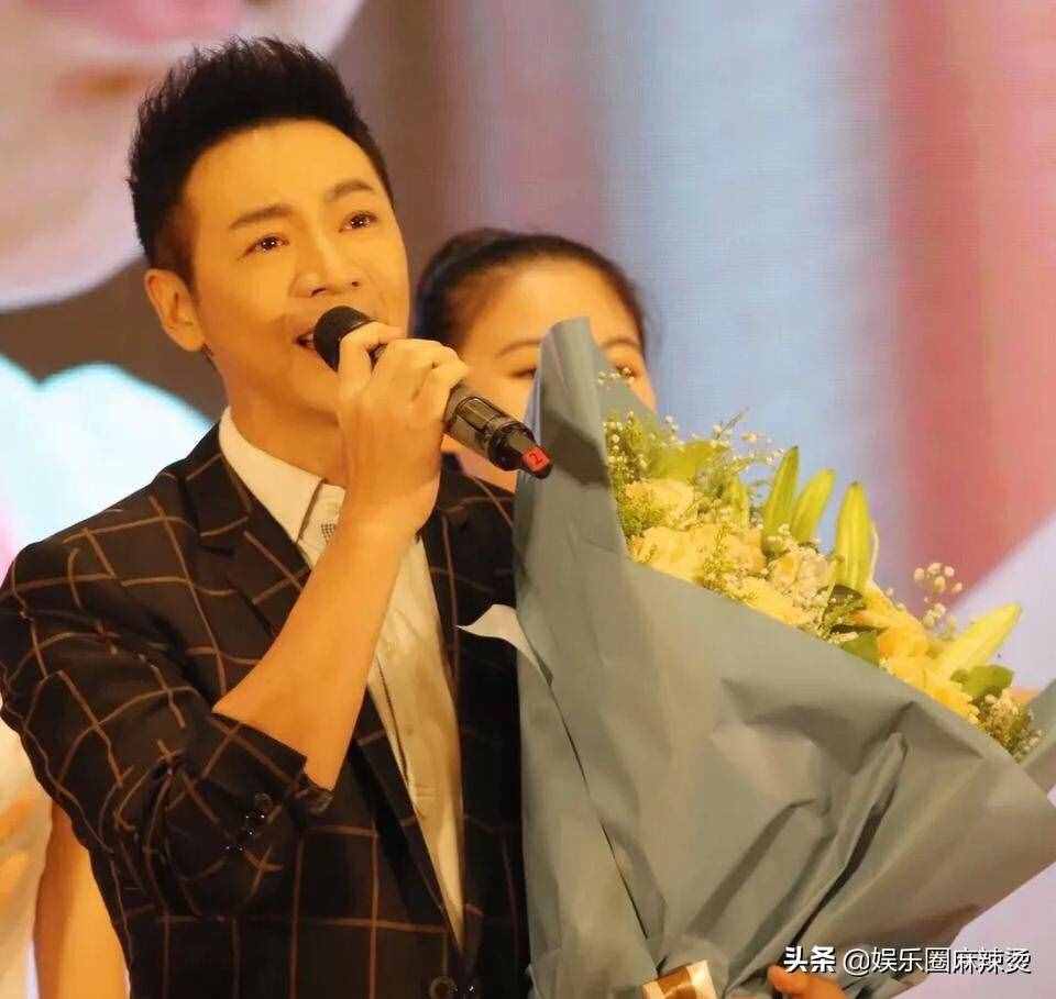 梁永斌“整容”了嗎？時隔多年再度跟柯藍同框，如今顏值判若兩人