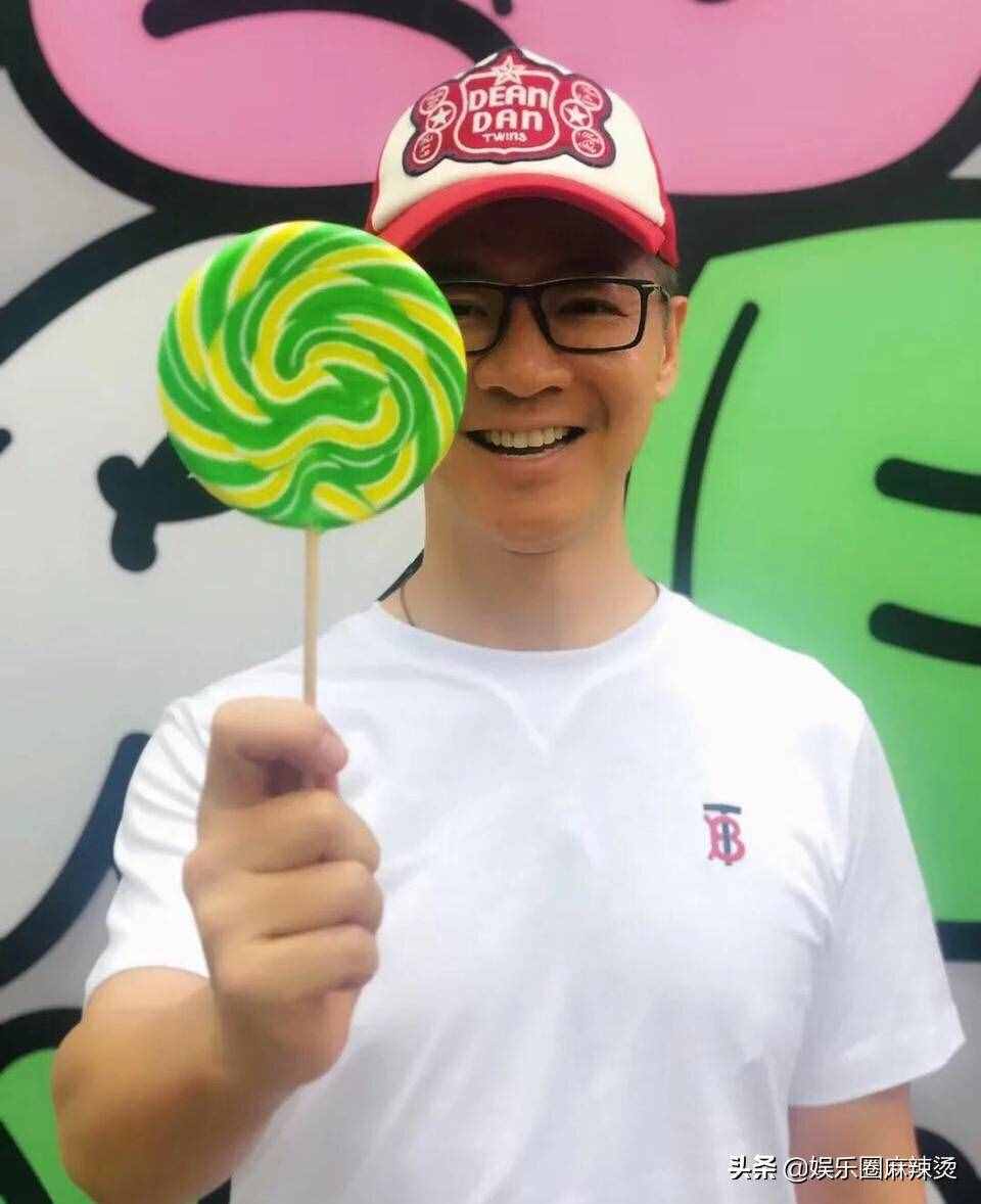 梁永斌“整容”了嗎？時隔多年再度跟柯藍同框，如今顏值判若兩人
