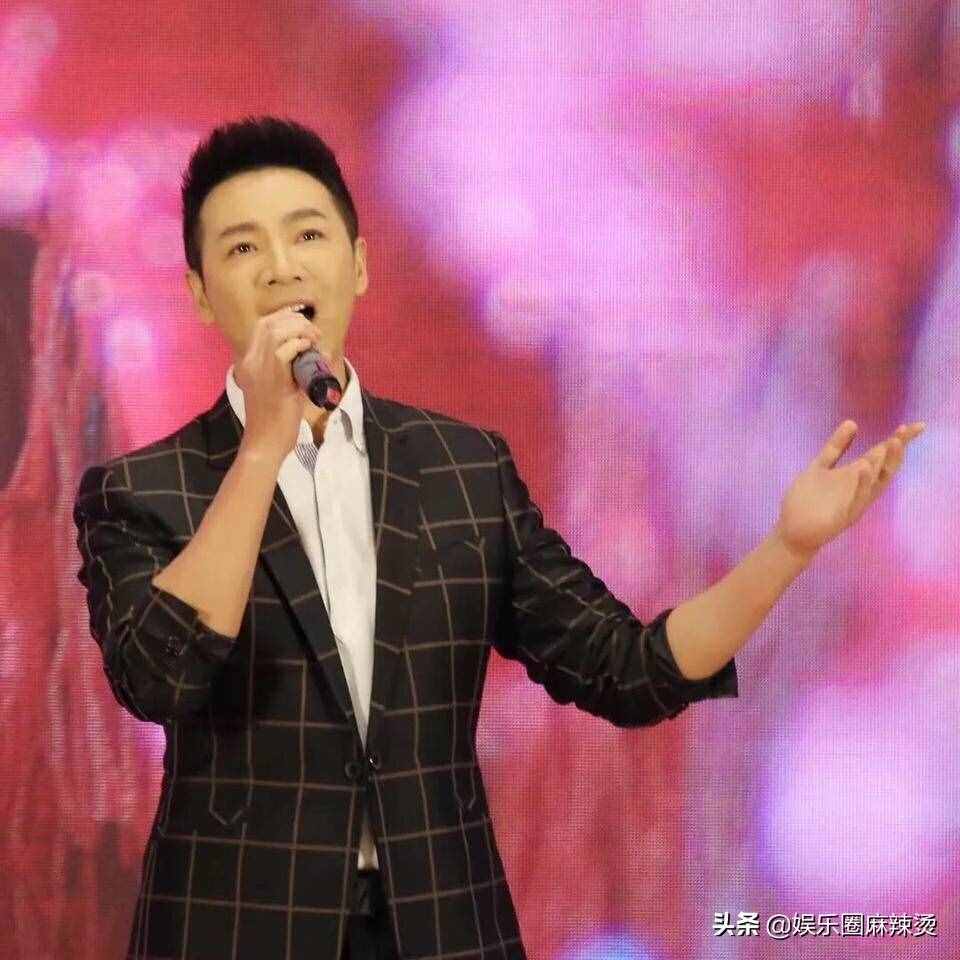 梁永斌“整容”了嗎？時隔多年再度跟柯藍同框，如今顏值判若兩人