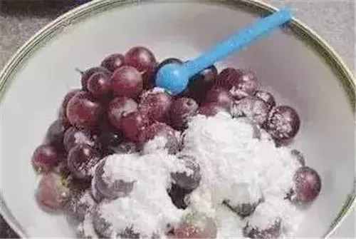 洗葡萄的小妙招，水里加點(diǎn)“小料”，一沖就干凈