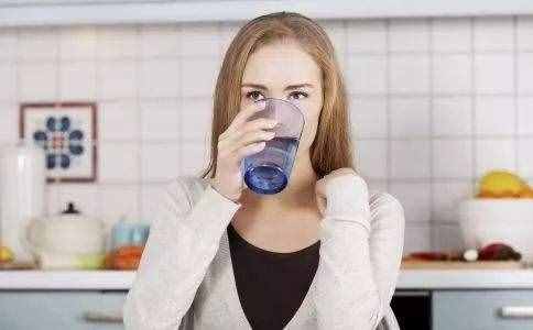 什么時(shí)候喝水好？這里有一個(gè)最佳的喝水時(shí)間表，很多人不符合標(biāo)準(zhǔn)