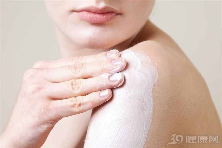 手臂上粗糙的”小疙瘩”，怎么去除？醫(yī)生說得很具體